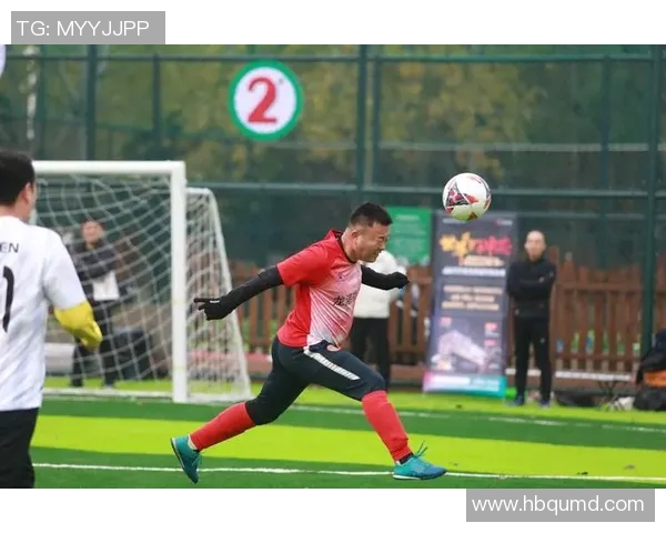 足球明星在场上灵活跑动却保持头部稳定的技巧分析与训练方法探讨